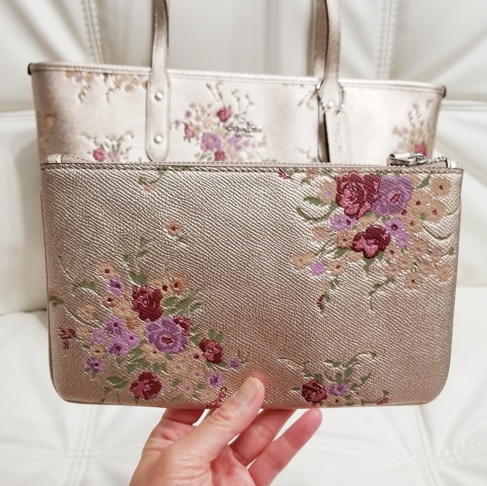 🍒NWT🍒 COACH METALLIC CITY ZIP TOTE+WRISTLET SET - Picture 7 of 8